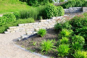 Garten mit Natursteinmauer